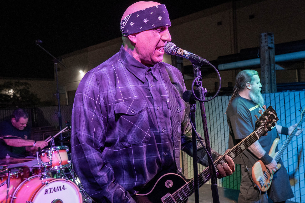 A person singing into a microphone with a band playing instruments

AI-generated content may be incorrect.